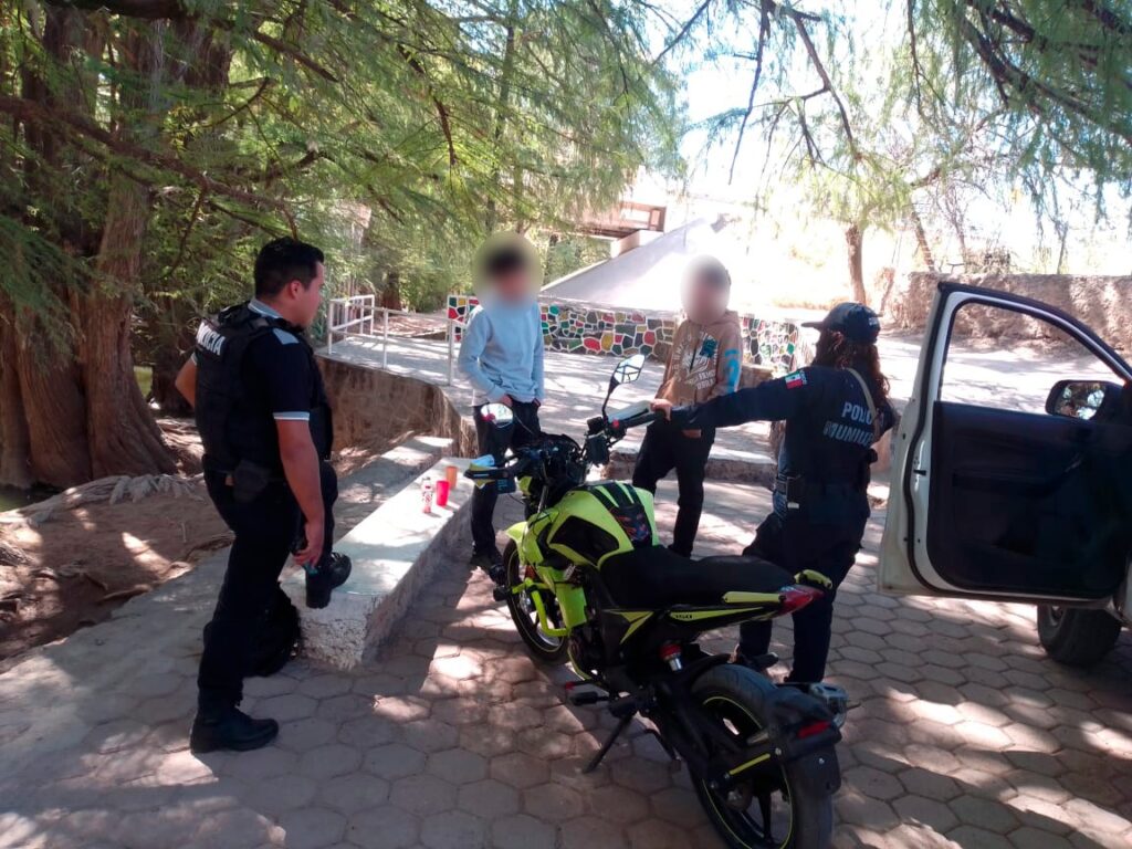 Estudiantes menores alcoholizados agarra la policía