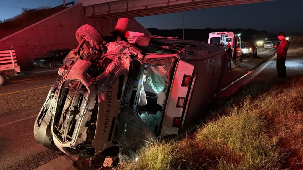 Mujeres y niños heridos en choque de ambulancia con camioneta