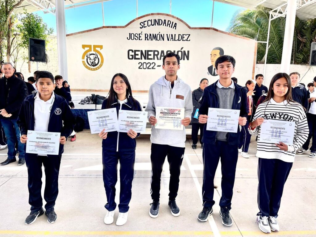 Reconocen a alumnos destacados de la José Ramón por su excelencia en examen estatal