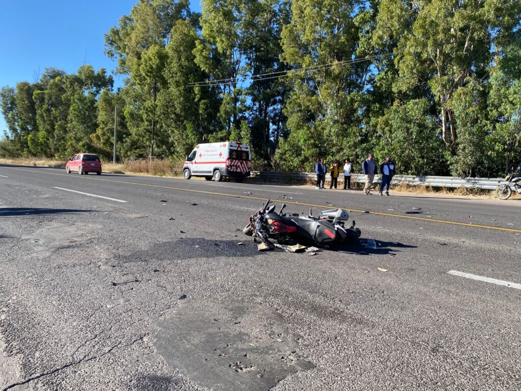 Choque de moto contra camioneta deja a estudiante herido (video)