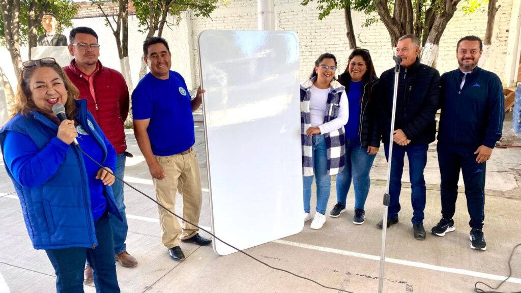 Derechos Humanos en Acción entrega apoyos educativos y de salud a la Secundaria José Ramón Valdez