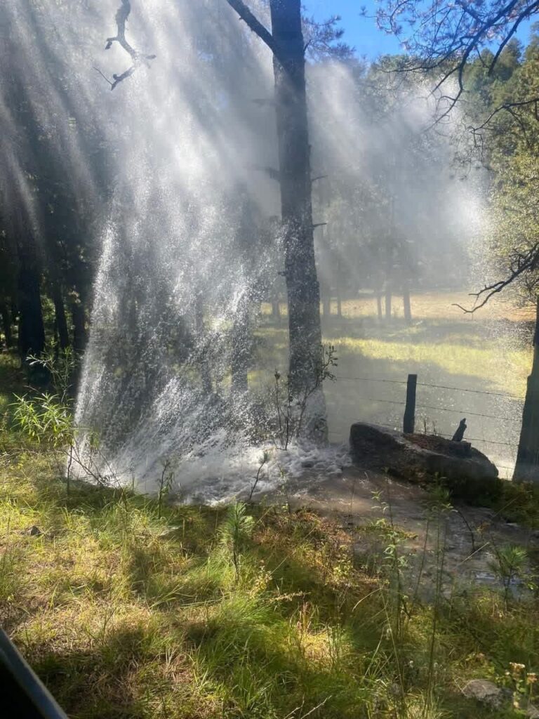 Fuga en línea principal deja sin agua a vecinos