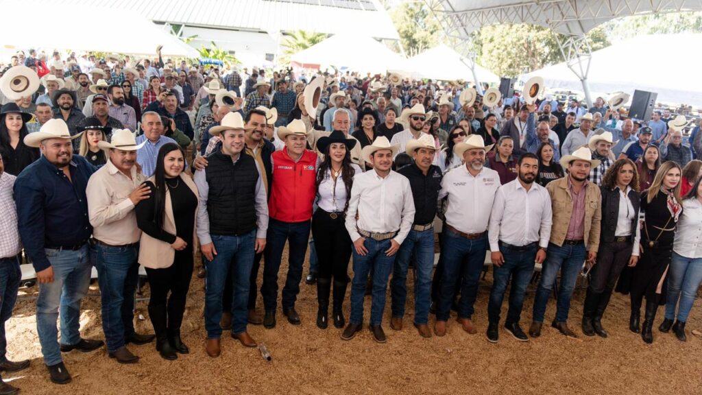 Santiago Papasquiaro fortalece su desarrollo ganadero con entrega de sementales de alto registro