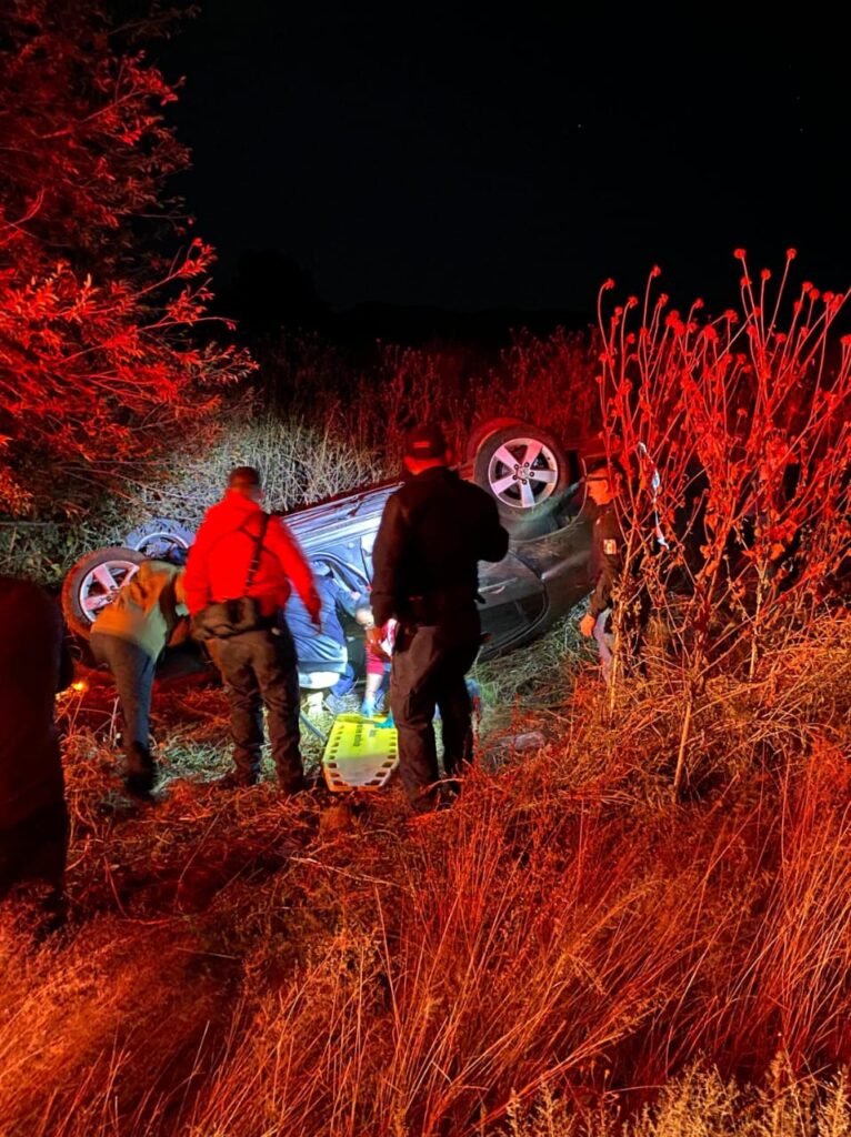 Hermanos volcaron en la carretera a Santiago Papasquiaro