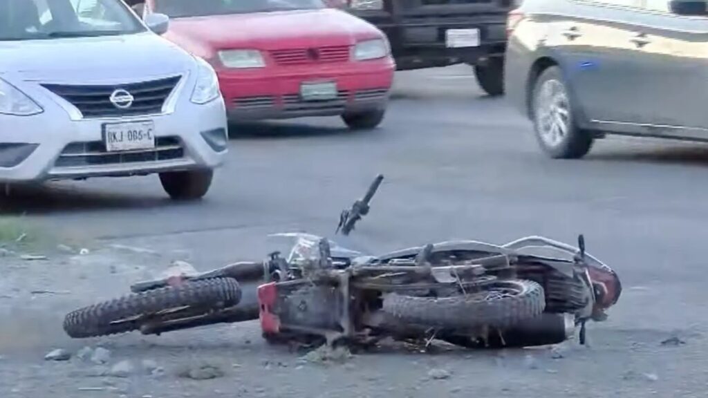 Se estrelló en su moto en la parte posterior de un carro