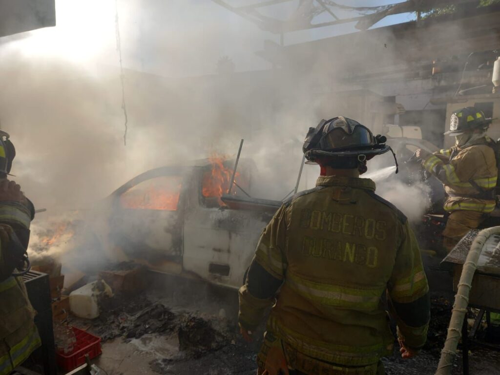 Arde taller mecánico y se dañan vehículos
