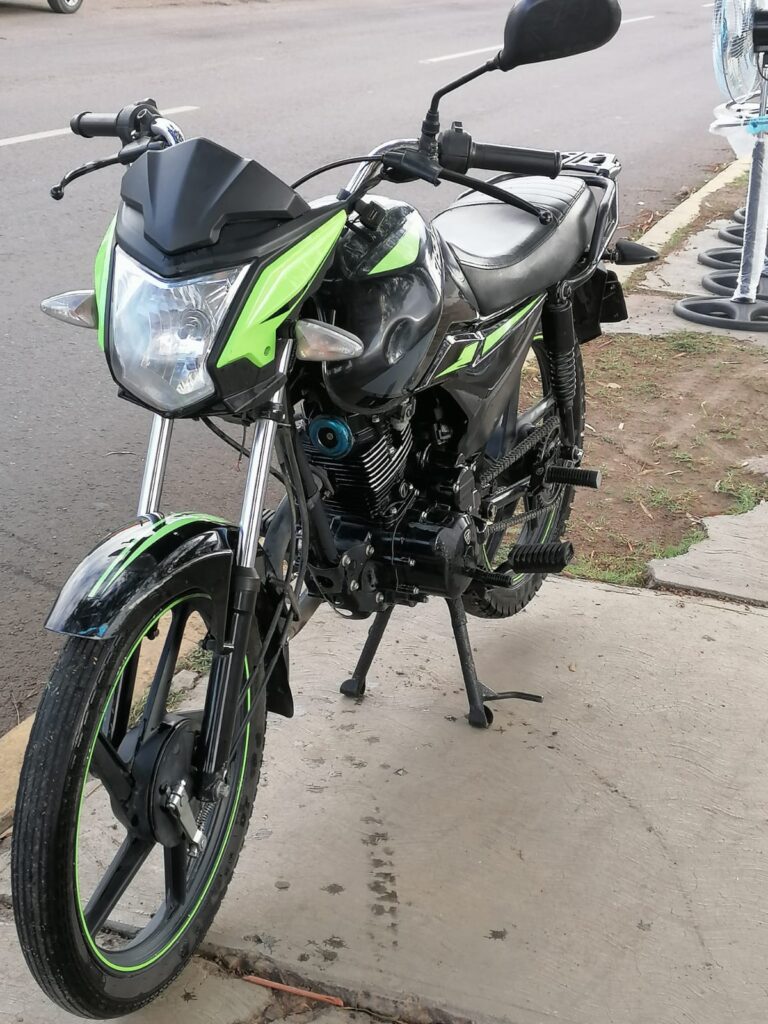 Roban su motocicleta del exterior de su casa (videos)