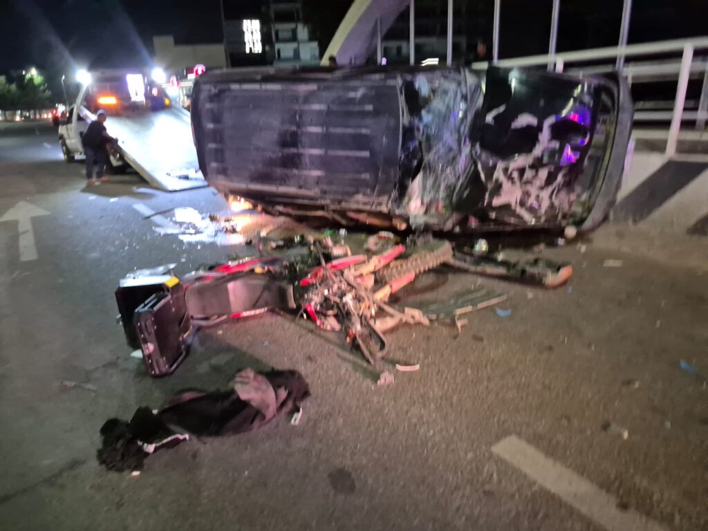 Muere uno de los motociclistas que arrolló camioneta