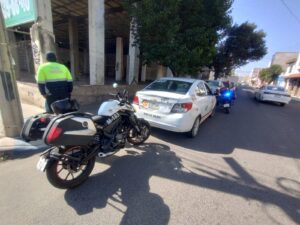 Taxista escapa tras atropellar a abuelito y lo alcanzan