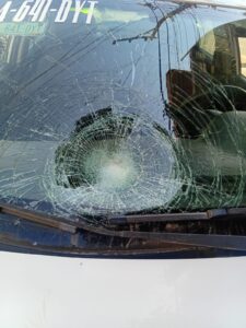 Taxista escapa tras atropellar a abuelito y lo alcanzan