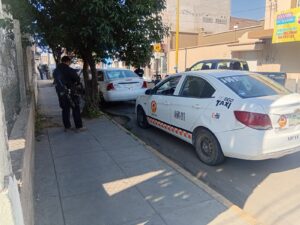 Taxista escapa tras atropellar a abuelito y lo alcanzan