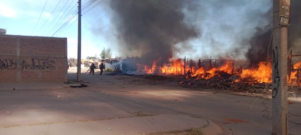 Incendio de varios jacalitos en la ciudad de Durango (videos)