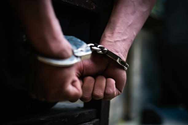Juez ordena su detención por abusar de mujer