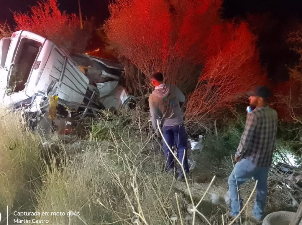 Fuerte choque de camioneta contra camión en la carretera