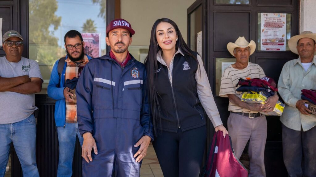 Uniformes y equipo a trabajadores del SIASPA para mejorar el servicio de agua en Santiago