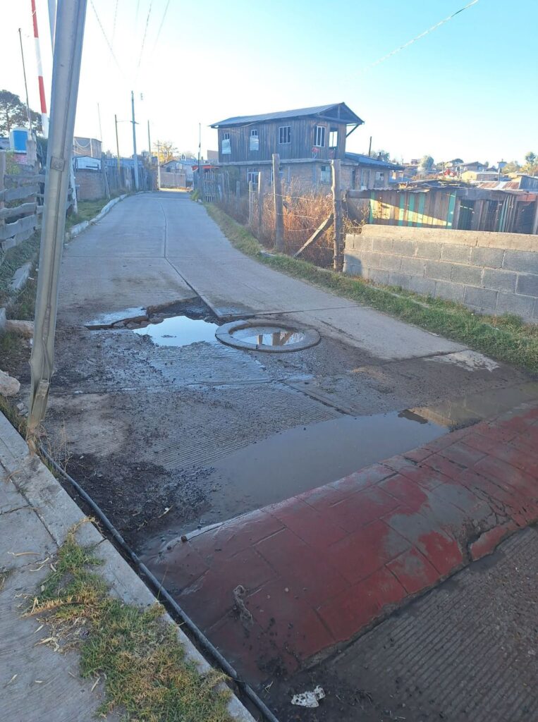 Vecinos denuncian fuga de agua por toma instalada de manera incorrecta