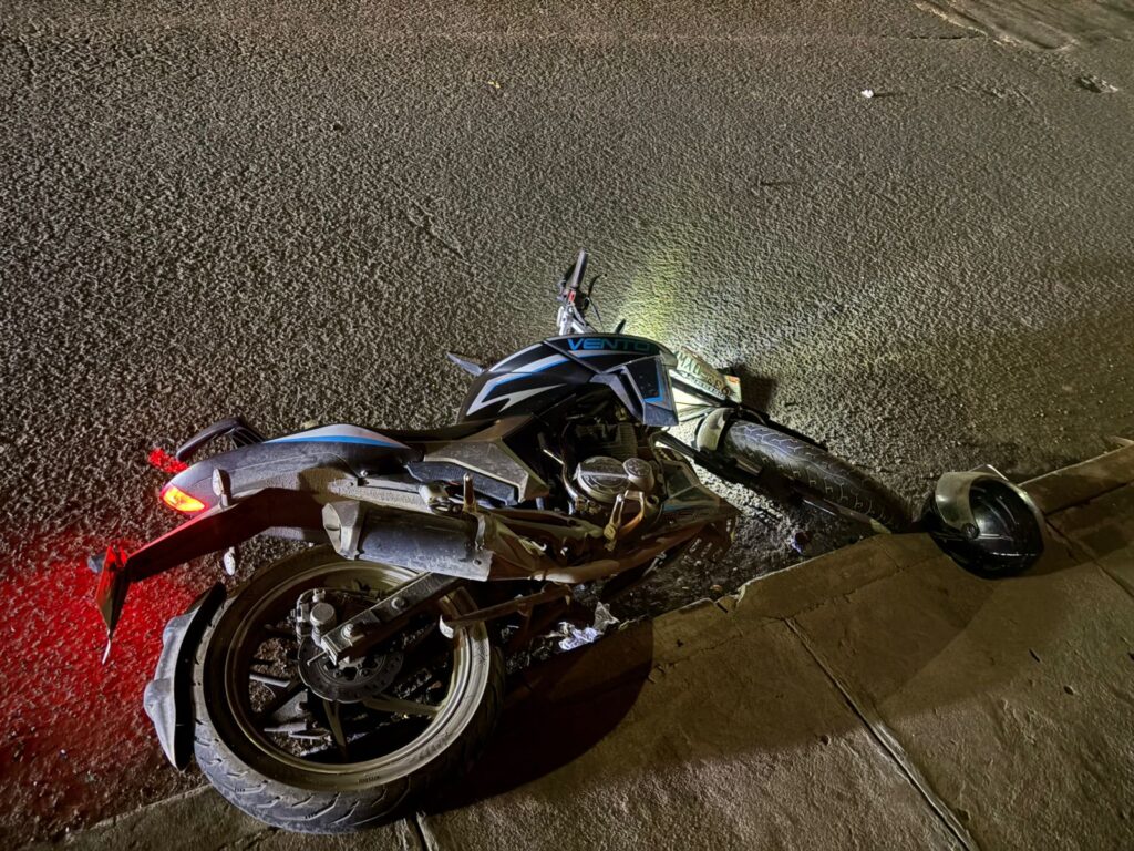 Matrimonio en moto herido al chocarlo taxista