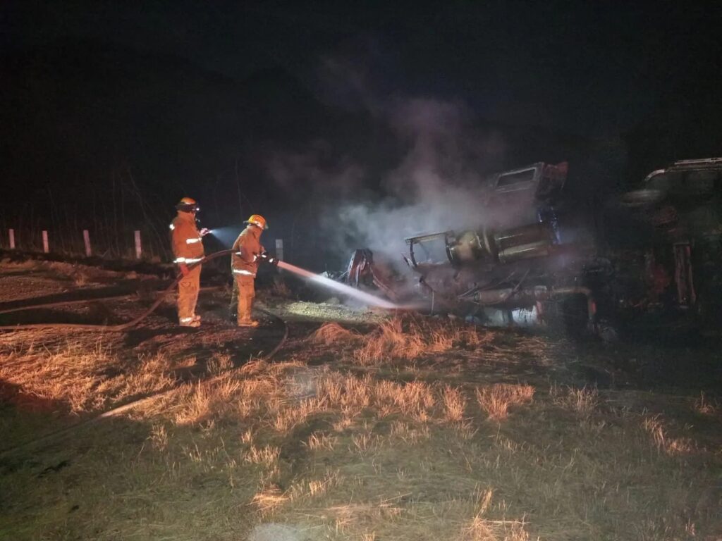 Muere calcinado al volcar e incendiarse su tráiler