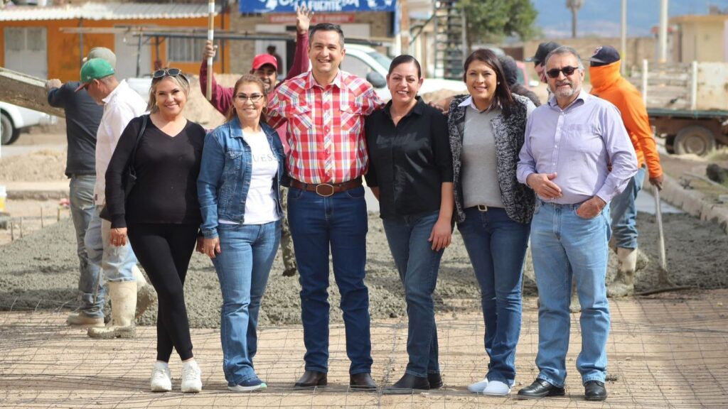 Inicia vaciado de concreto en calle 10 de mayo de Vicente Guerrero