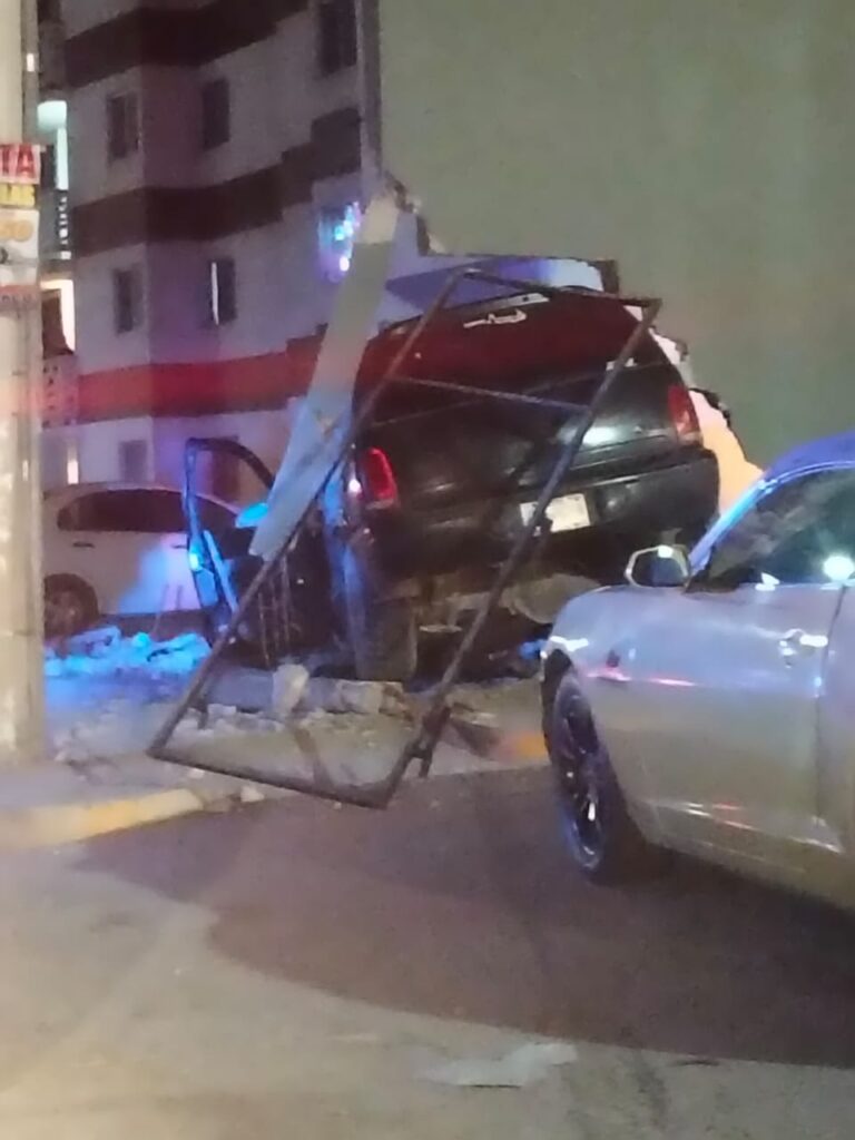 Con todo y vehículo traspasó una barda