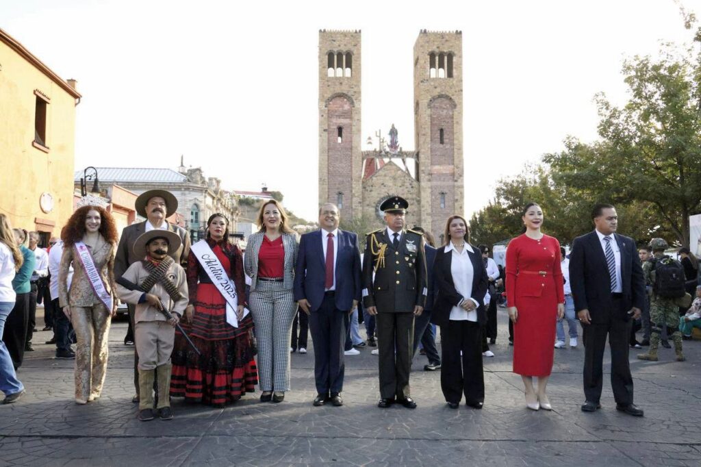Preside Salvador Calderón el desfile del CXV Aniversario de la Revolución Mexicana