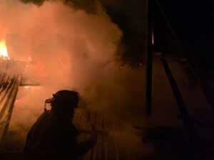 Arde aserradero durante la madrugada