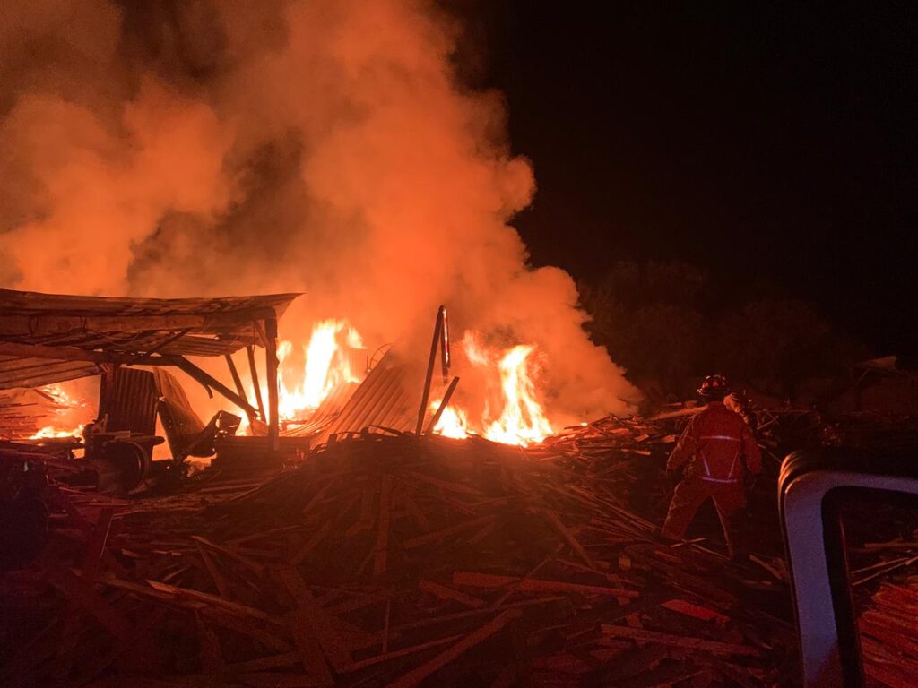 Arde aserradero durante la madrugada