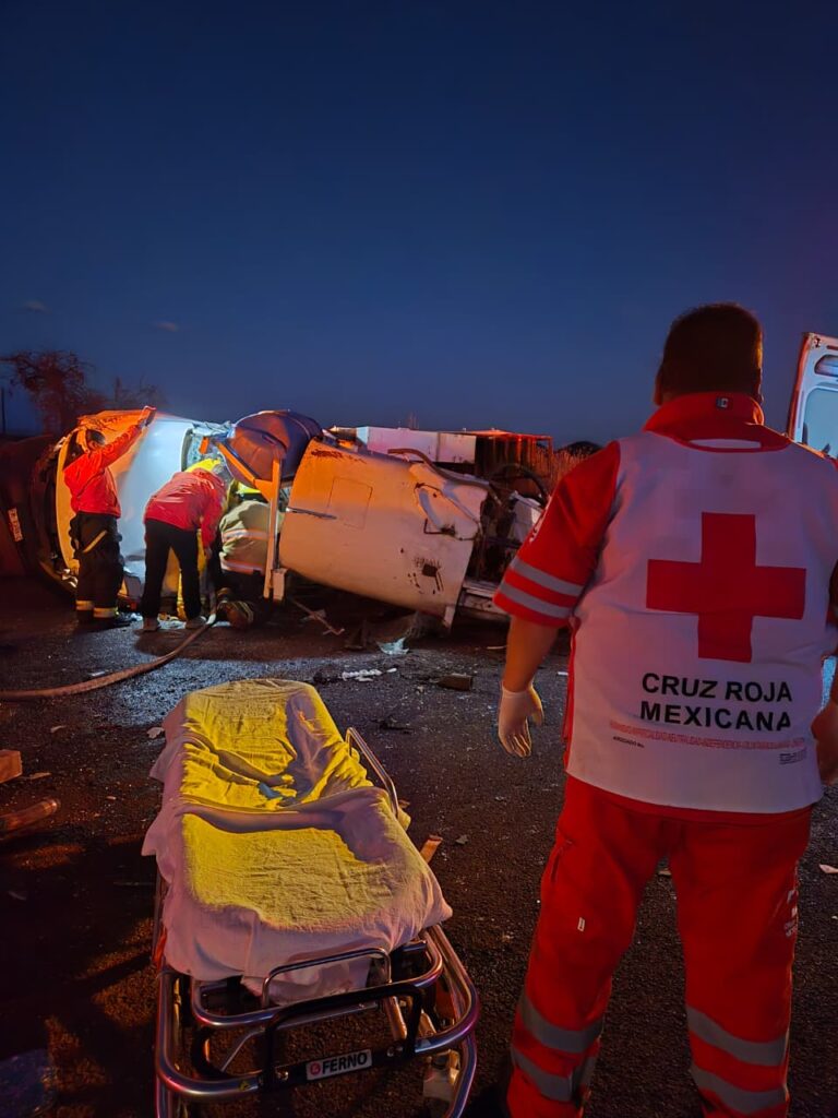 Volcadura dejó a dos hombres lesionados