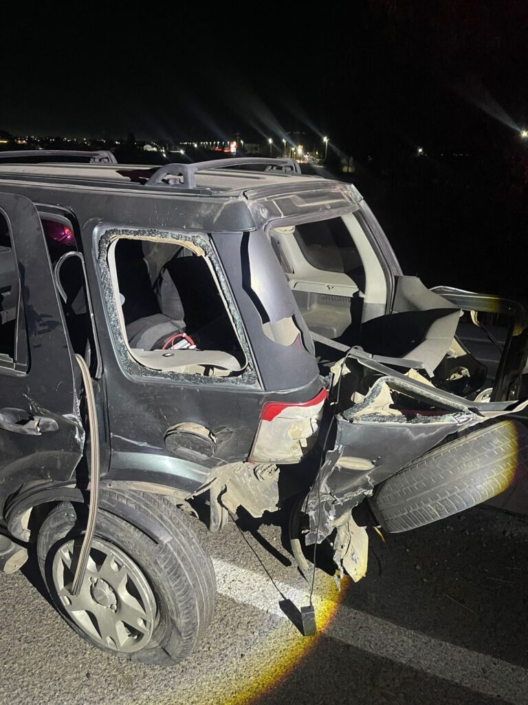 Camioneta choca contra camión parado