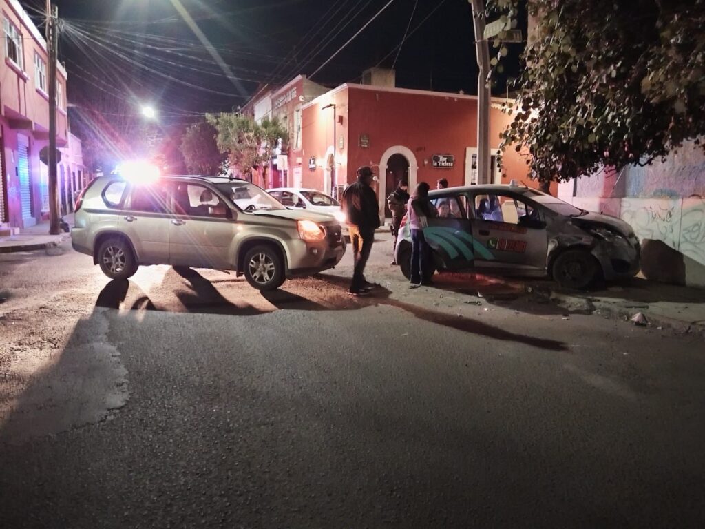 Taxista se pasa señal de alto y provoca accidente