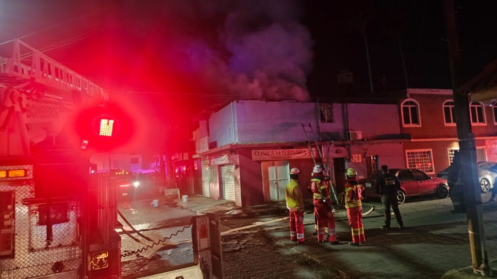 Dormía la familia cuando se incendió su casa (video)
