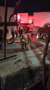 Dormía la familia cuando se incendió su casa (video)