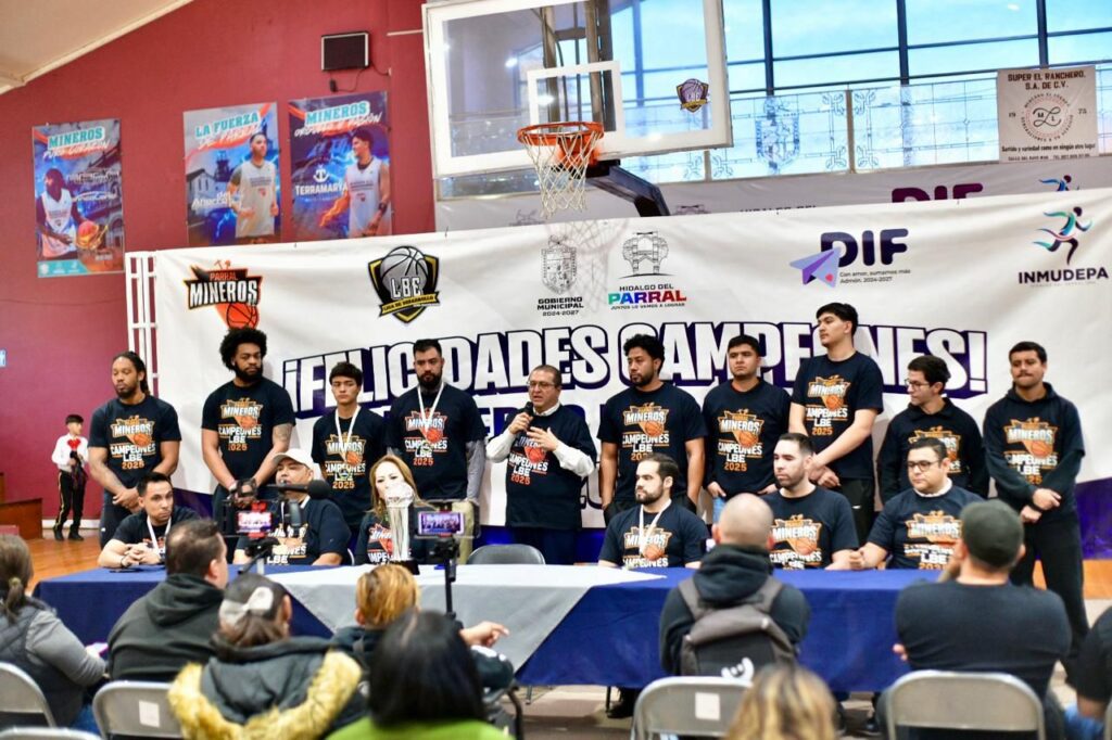 Recibe el alcalde Salvador Calderón el trofeo de campeones de la LBE 2025