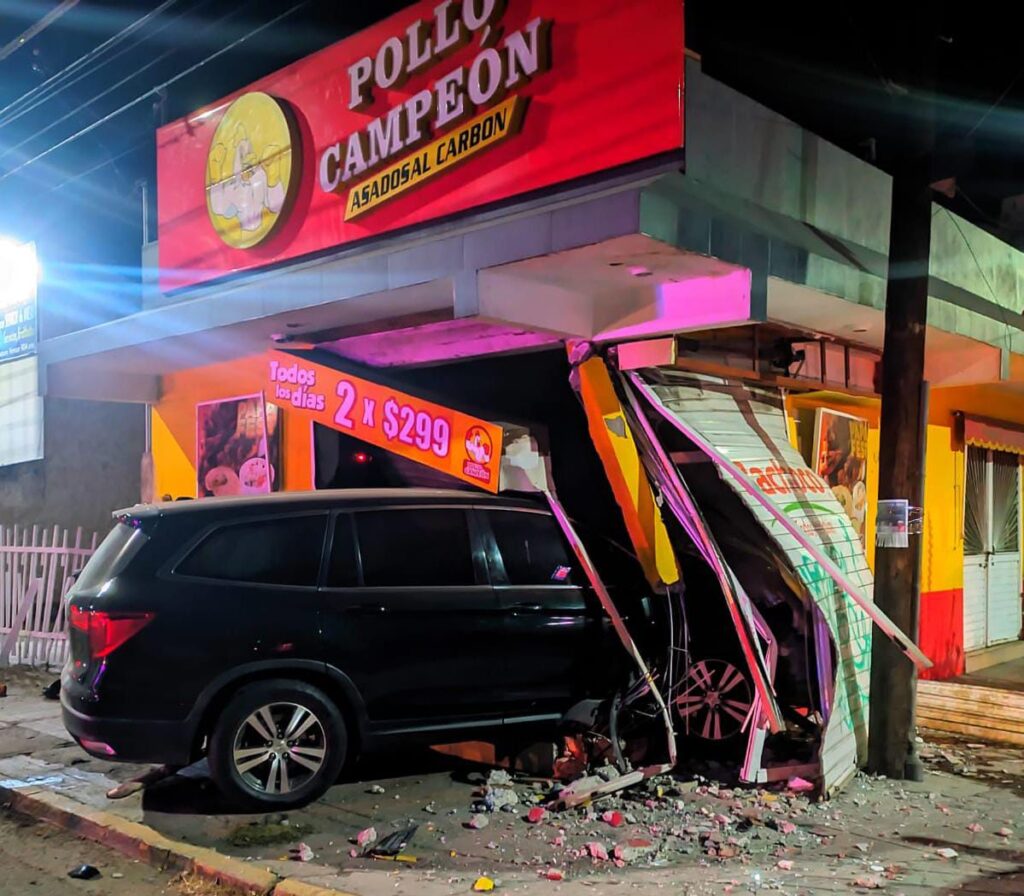 Con todo y vehículo ingresó a negocio de pollos