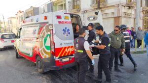 2 autos chocan y vuelcan a un taxi con pasajeros (video)