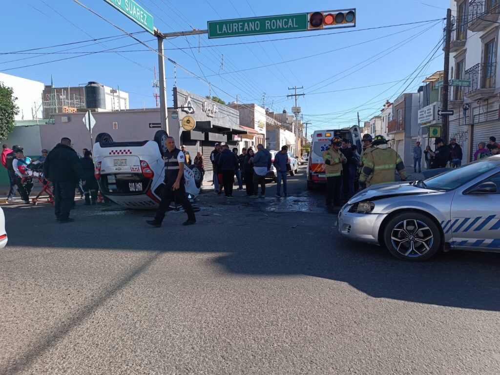 Dos autos chocan y vuelcan a un taxi con pasajeros (video)