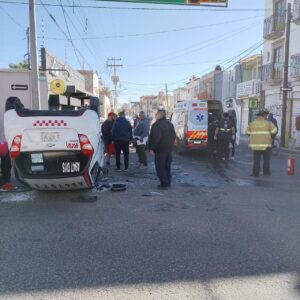 2 autos chocan y vuelcan a un taxi con pasajeros (video)