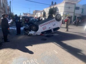 2 autos chocan y vuelcan a un taxi con pasajeros (video)