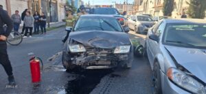 2 autos chocan y vuelcan a un taxi con pasajeros (video)