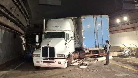 Choca contra un muro en la supercarretera a Mazatlán