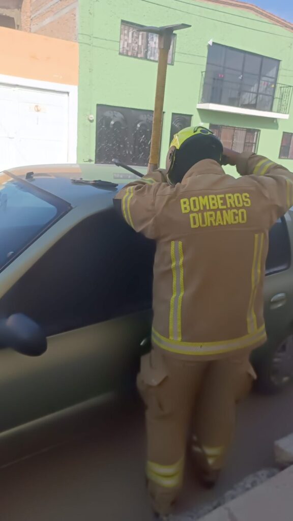 Bomberos rescatan a niño atrapado dentro de un vehículo