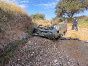 Volcó junto con su suegra y menor hija