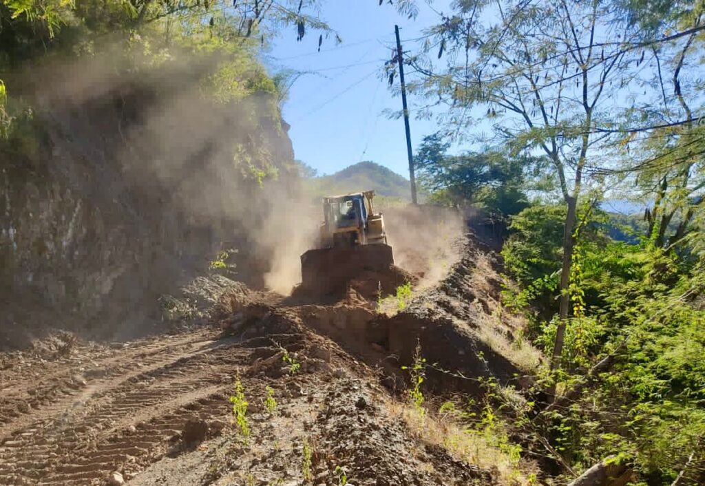 Avanza rehabilitación de caminos rurales en Santiago tras daños por lluvias