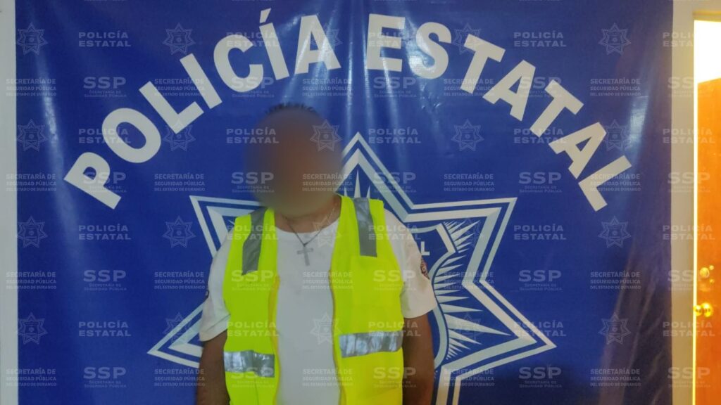 Amenaza con explotar la casa de su hijo y lo golpea