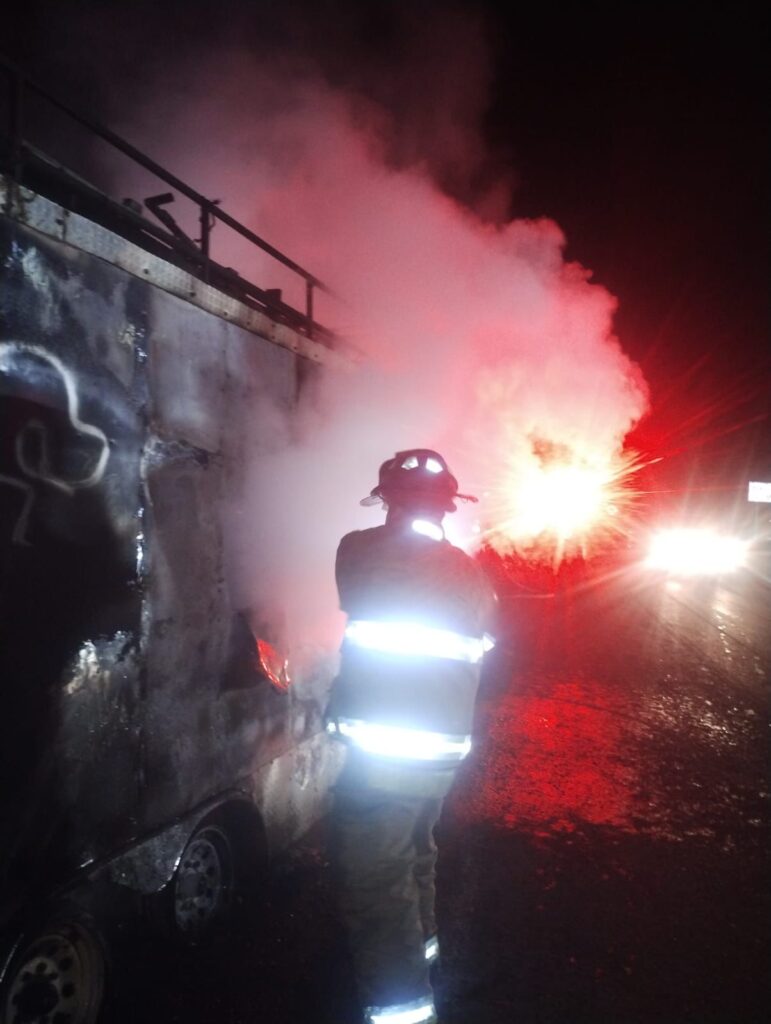 Arde traila en la carretera a Mazatlán (video)