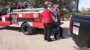 Camioneta volcó y cayó a canal de riego