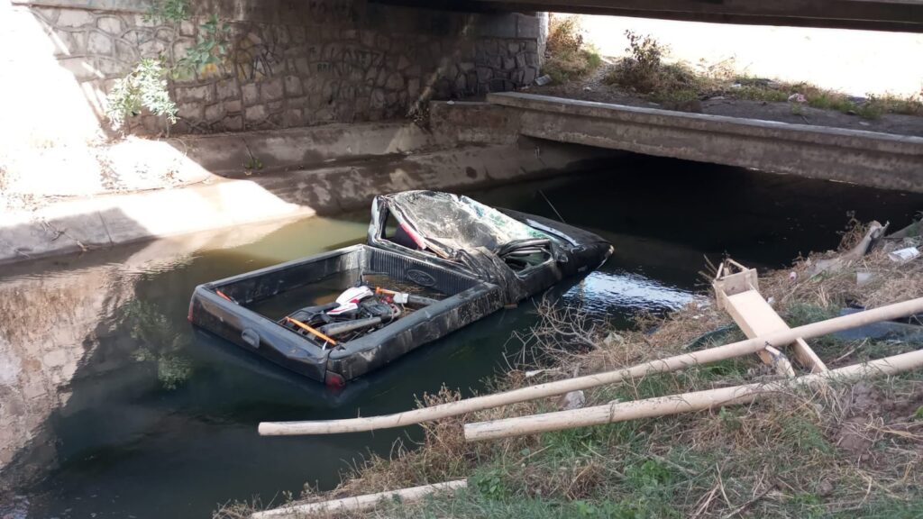 Camioneta volcó y cayó a canal de riego