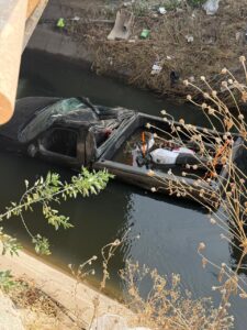 Camioneta volcó y cayó a canal de riego