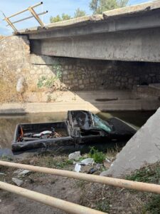 Camioneta volcó y cayó a canal de riego