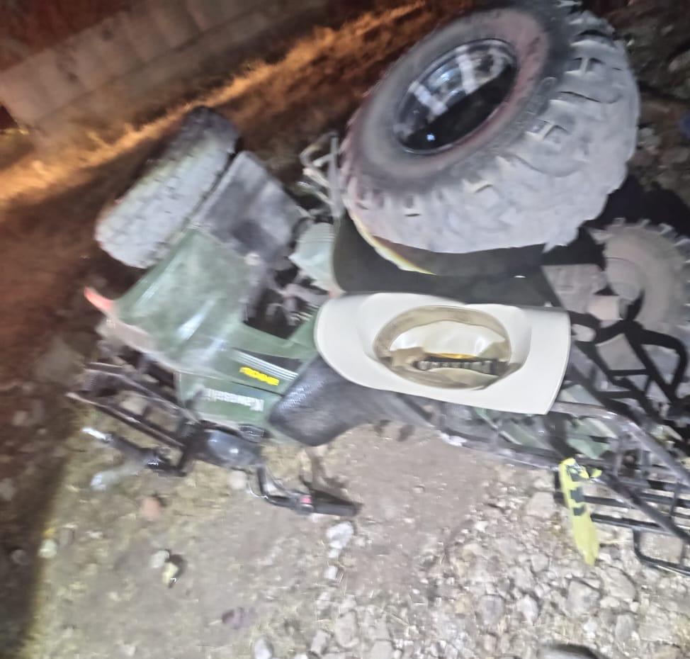 Pierde la vida y su hija herida al volcar en cuatrimoto